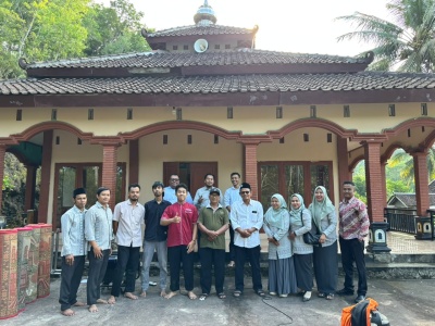 Lanjutkan Program Bakti Sosial, SMA-SMK Pembangunan Karangmojo Bersihkan Masjid Nurul Huda Kenteng